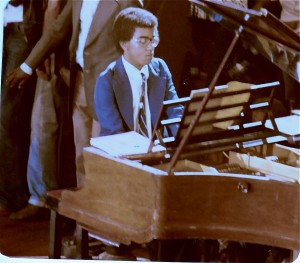 Mark_Obama_Ndesandjo_at_piano